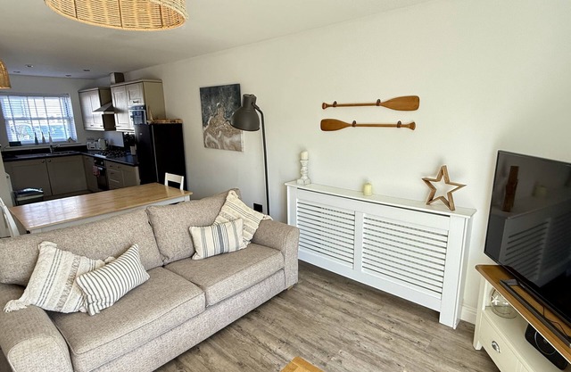 Stunning Coastal Cottage - Sleeping 5 in 2 Bedrooms - Pool and Beach Access Included.