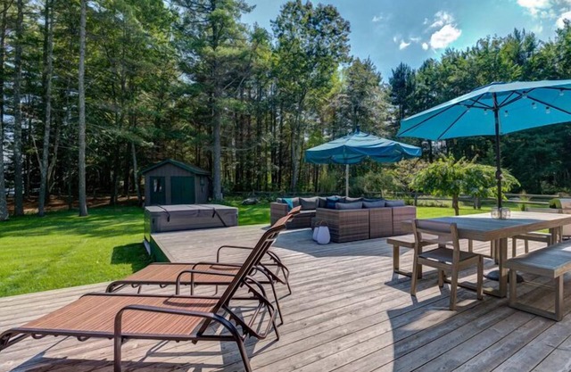 Stunning contemporary home and guest apartment on peaceful Taylor Pond!