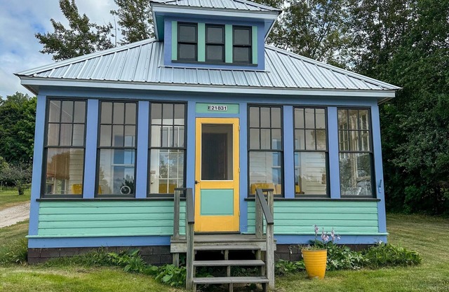Stunning Cottage across for public Bayshore beach