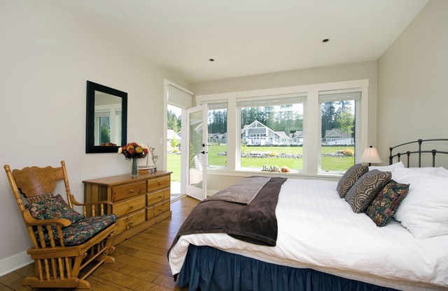 Stunning Cottage in Quiet Community by the Beach!