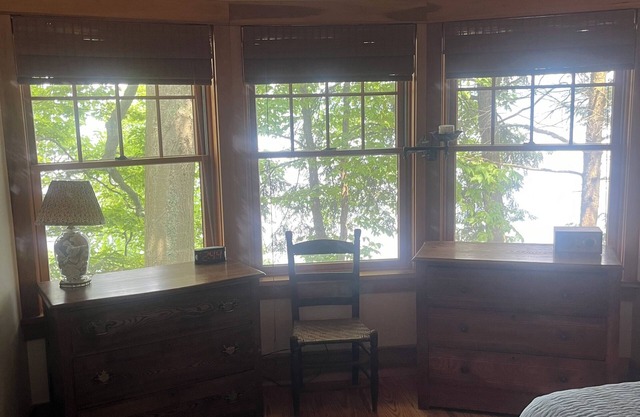 Stunning cottage on Cayuga Lake, near wineries, waterfalls, Cornell University