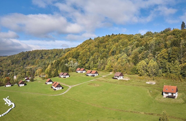 Atemberaubendes alleinstehendes Ferienhaus mit W-LAN, Pool, TV, Innenhof, Panoramablick, Parkplatz