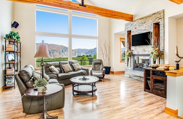 Stunning dog-friendly home with lovely patio/balcony & sunroom