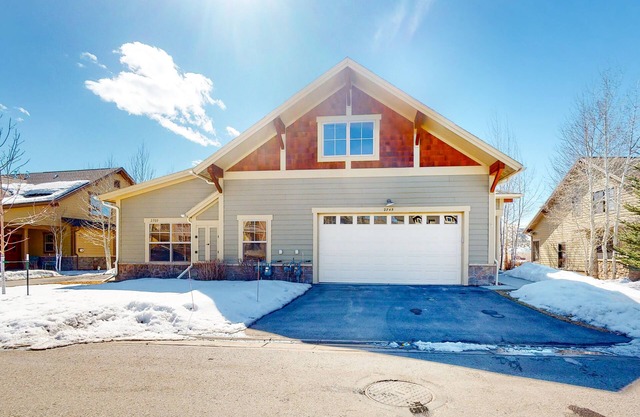 Stunning dog-friendly home with mountain view, fireplace, kitchen, patio, & W/D