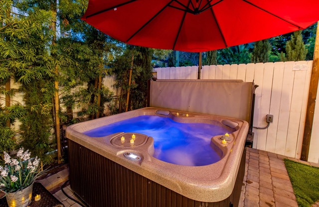 Stunning Dream Studio in Hillcrest!! Hot Tub Parking AC Grill WashDryer KingBed
