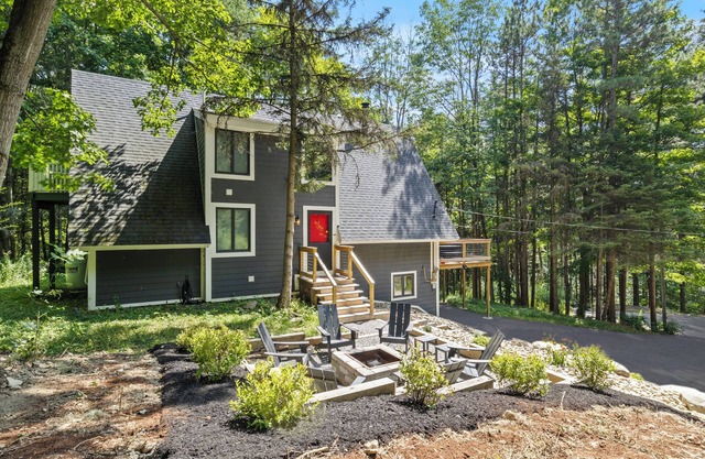 Stunning Ellicottville Hilltop Ski Chalet