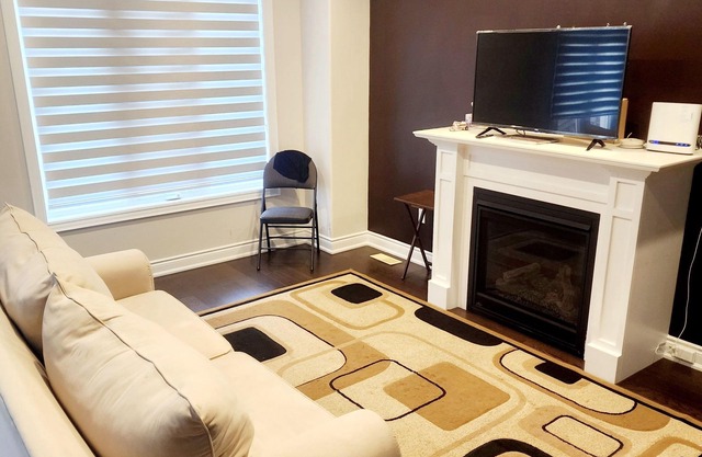 Stunning Entire Home 4 Bedroom - Near HWY 400.n(Basement not included)