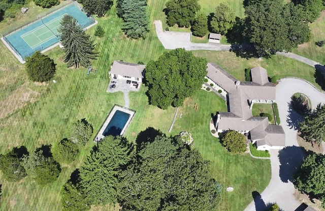Stunning Estate with 7 bedrooms, private pool, tennis court and spacious gardens