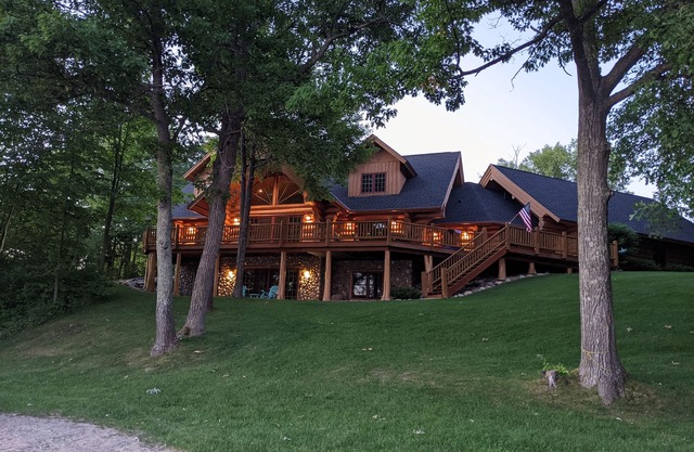 Stunning Executive log cabin on beautiful lake