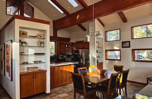 Stunning family-friendly home with private hot tub, fireplace & lake views