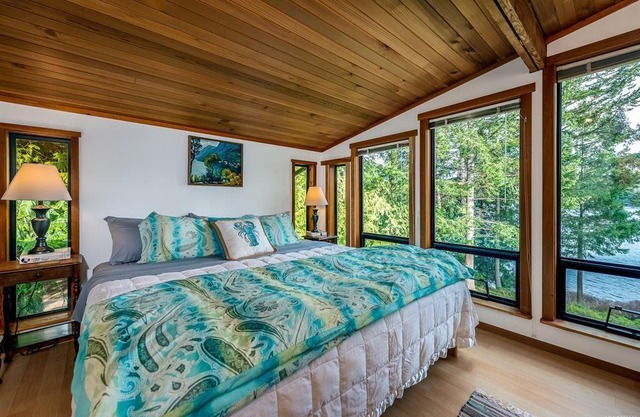 Stunning Family Friendly 5 bedroom Lakefront Home