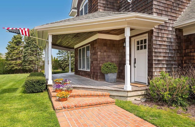Stunning Farmhouse W/ Solar Heated Pool in North Fork, Farmstands, winery& beach