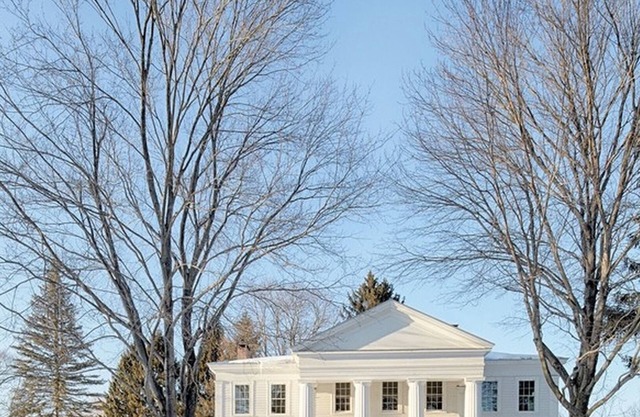 Erstaunlicher historischer roter Haken mit fünf Schlafzimmern, NY-Haus