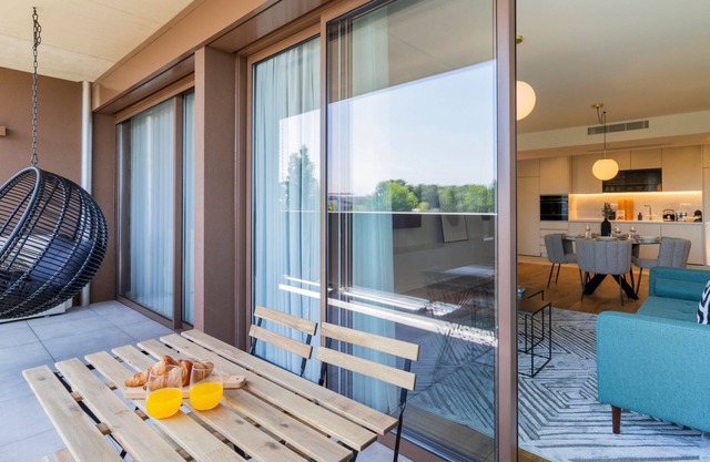 Stunning Flat in the Center of Gaia by LovelyStay