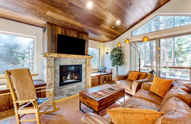 Stunning forest home with large deck, walk to Lake Tahoe & Sugar Pine Point