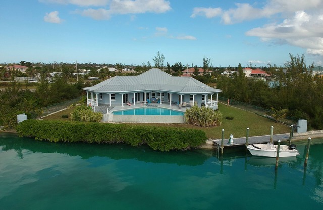 "Sandpiper Villa" ist ein atemberaubendes Anwesen am Canal mit Infinity Pool & 40 'Dock