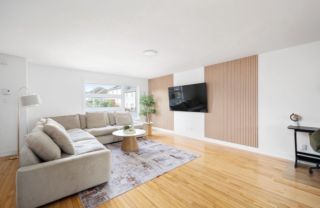 Stunning, fully furnished unit with brand new furniture throughout.