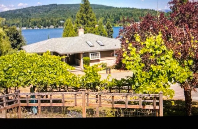 LAKE VIEWS & HOT TUB IN STUNNING GENEVA ESTATE