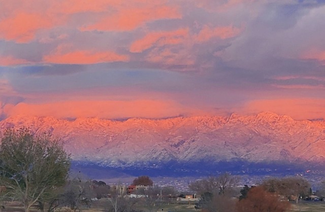 Stunning Golf Course/Sandia Mts/City Lights Views! Putting green, big patio fun!