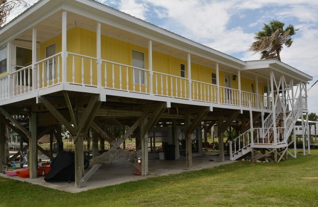 Stunning Gulf views with Kayaks, Pedal Boat, Bikes and Tiki Bar with TV