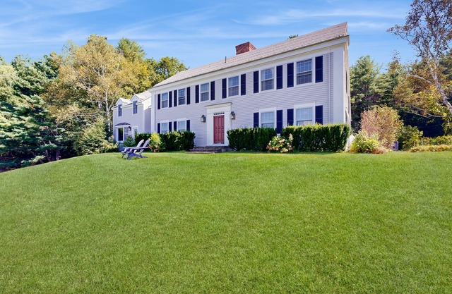 Stunning hillside home on 60 acres - valley views, chef’s kitchen, near skiing