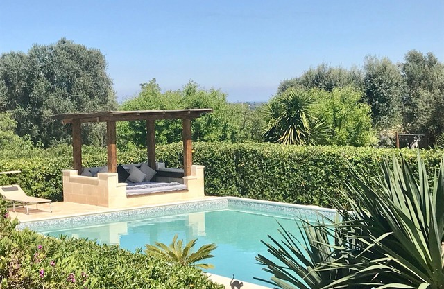 Hilltop-Eigenschaft in der Nähe von Ostuni mit Pools und Panoramablick. Ausgezeichnete Annehmlichkeiten
