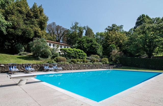 # Atemberaubende Villa auf einem Hügel mit wunderschöner Aussicht, Swimmingpool und Gärten