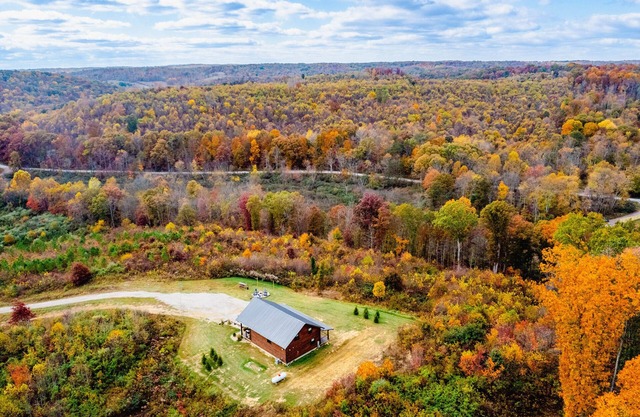 Stunning Hocking Hills Views, Huge Skies ~ Sauna, Pet Friendly, Hot Tub, WiFi