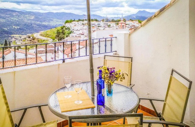 Stunning home in Cortes de la Frontera with 3 Bedrooms, WiFi and Outdoor swimming pool