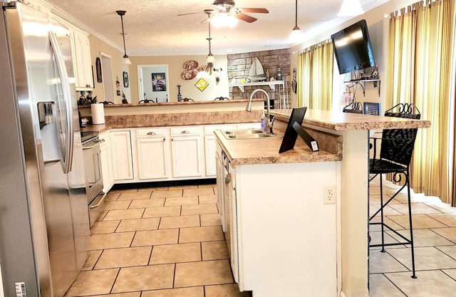 Come join Camp 5 O'Clock - Stunning home at Porum Landing