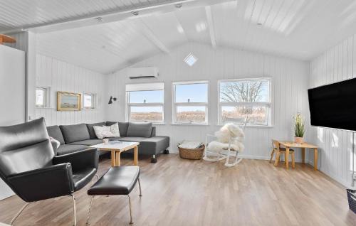 Stunning Home In Humble With Wifi