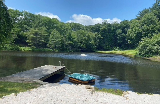 STUNNING Home on 3 acre Private Pond w. Hot Tub, BBQ, Firepit