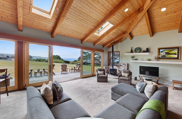 Atemberaubendes Zuhause auf den Klippen mit Meerblick, Redwood-Decks, Whirlpool und Sauna!