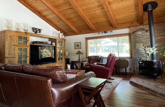 Stunning home with private pool, hot tub, mountain views, grill & enclosed yard