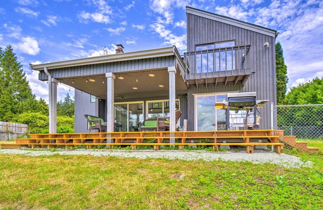 Stunning Hood Canal Getaway w/ Private Deck!