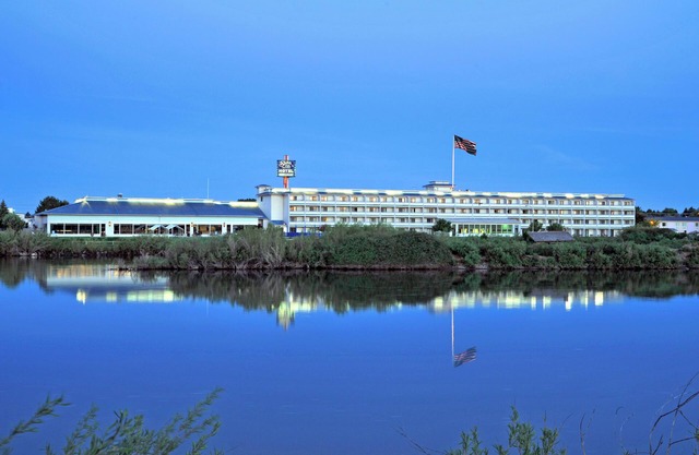 STUNNING HOTEL! ONE COZY COMPLETE WITH SPA, POOL, HOT-TUB