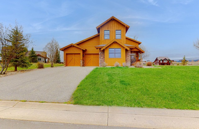Stunning house w/ mountain views, free WiFi, outdoor activities