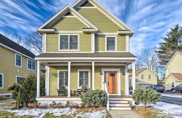 Stunning House with Deck, Game Room and Home Gym!