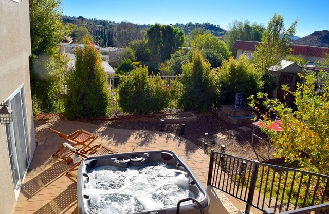 Stunning house with firepit, deck, enclosed backyard and mountain views