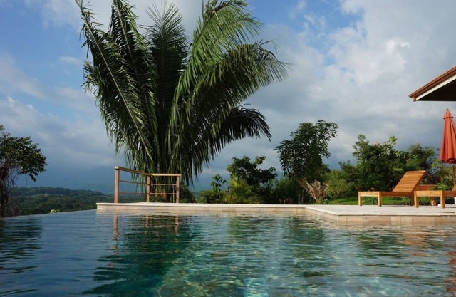 Atemberaubender Infinity-Pool mit Meer- und Bergblick!