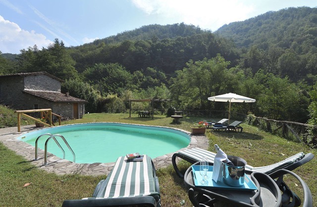 Alleinstehendes Ferienhaus mit W-LAN, privatem Pool, TV, Haustiere erlaubt, Parkplatz