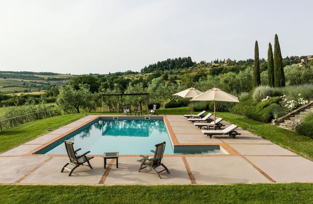 Alleinstehendes Ferienhaus mit Klimaanlage, W-LAN, Whirlpool, privatem Pool, TV, Innenhof