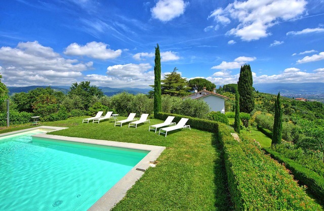 Alleinstehendes Ferienhaus mit Klimaanlage, W-LAN, privatem Pool, TV, Innenhof, Panoramablick