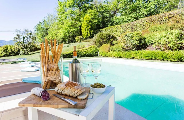 Atemberaubende 4-Bett-Villa mit privatem Pool, Grill, WIFI, Seeblick, Restaurant zu Fuß erreichbar