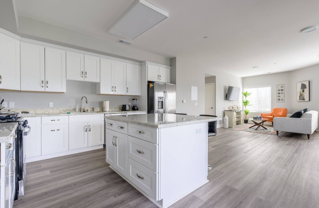 Stunning King suite, centrally located w/fast WiFi