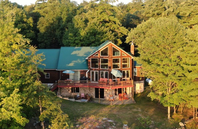 Stunning lake cabin 8 acres of woods, private boat dock, AC, WiFi & dog-friendly