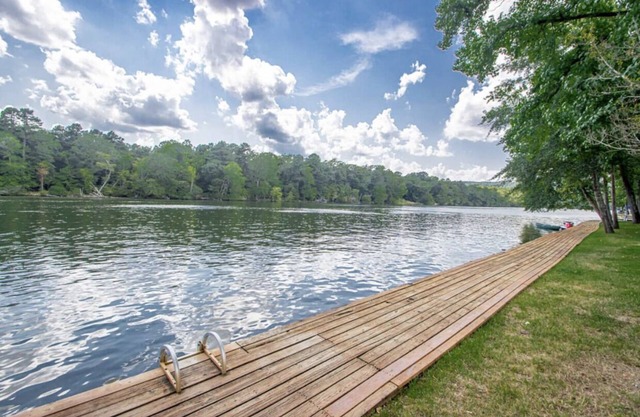 Stunning lake condo with AMAZING lake views. Just a fews miles from downtown.