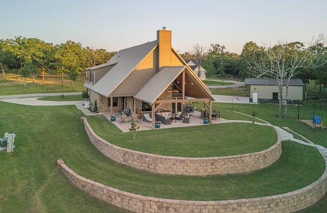 Stunning Lake Eufaula Waterfront Home in Dixie Cove