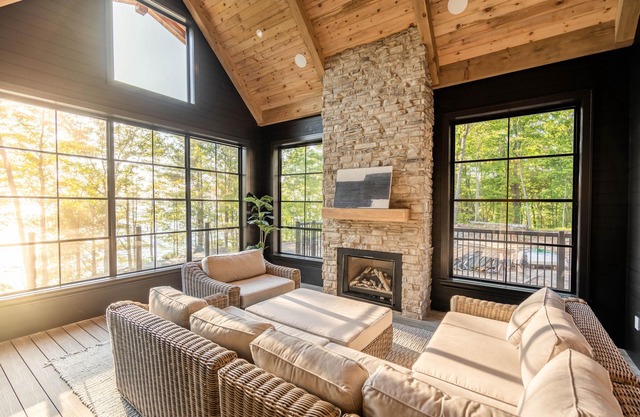 Stunning Lake Front Dream Lake Retreat
