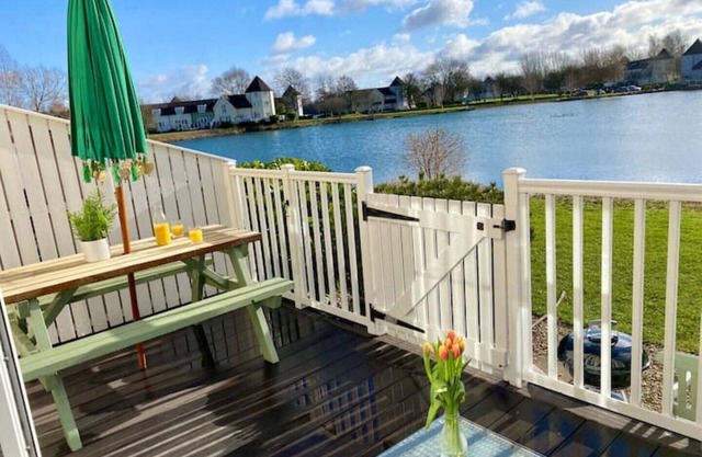Stunning Lake House, Cotswolds Water Park, South Facing Terrace. Tennis on site.